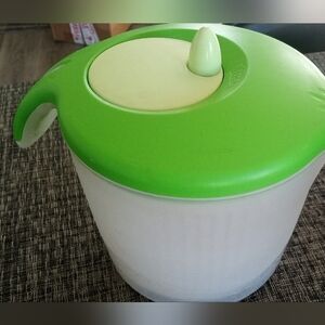 Green and Cream Salad Spinner